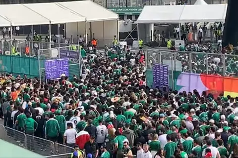 إغلاق المترو وطوابير منذ الفجر.. جماهير المكسيك تحتشد أمام ملعب أزتيكا قبل افتتاح كأس العالم